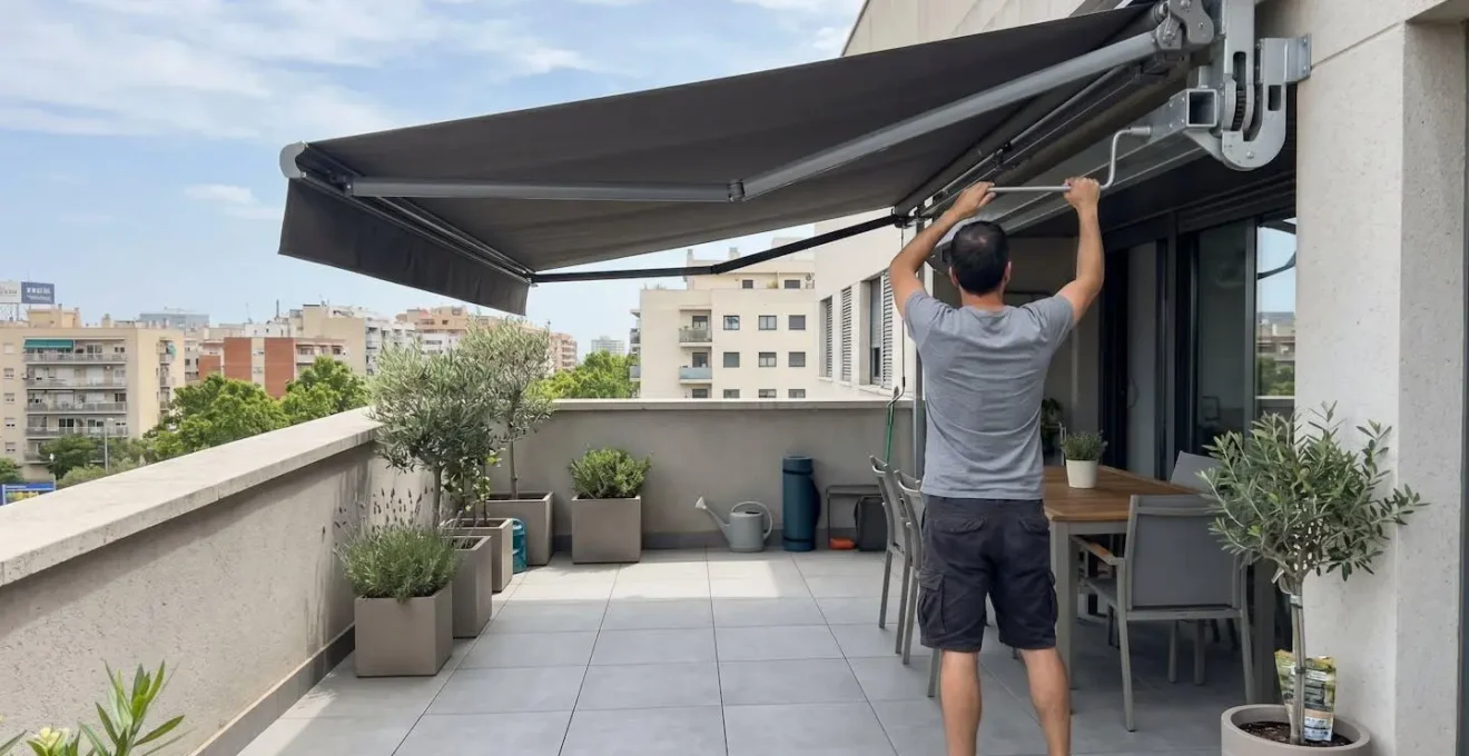 Persona vista de espaldas ajustando manualmente la inclinación de un toldo a dos aguas, manos visibles manipulando el mecanismo de la estructura en una terraza contemporánea