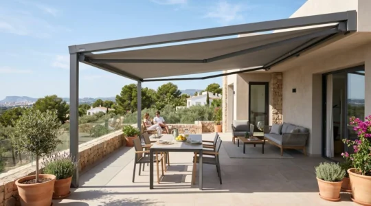 Terraza moderna con mobiliario contemporáneo protegida por un toldo de guías laterales en un día soleado