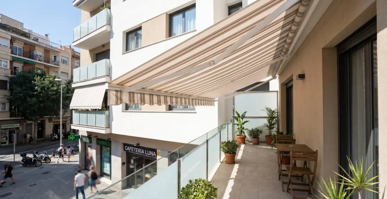 Vista amplia de un balcón urbano contemporáneo con toldo logia desplegado en edificio residencial español
